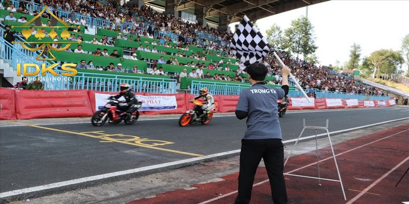 Fitur unggulan race mempermudah analisis strategi pemain